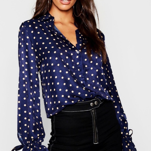 Dark blue blouse from Boohoo. Wore it once - Picture 3 of 3